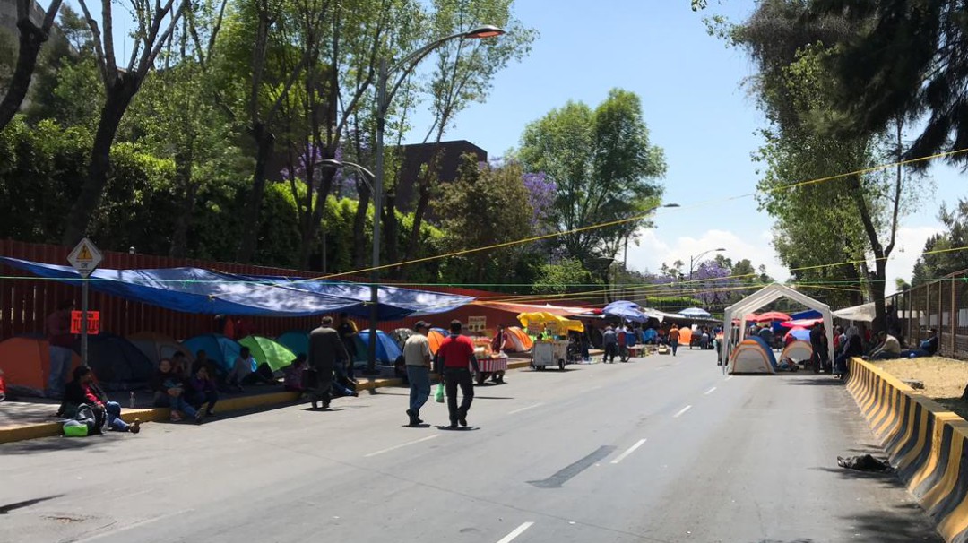 CNTE mantiene bloqueo y plantón a las afueras de la Cámara de Diputados