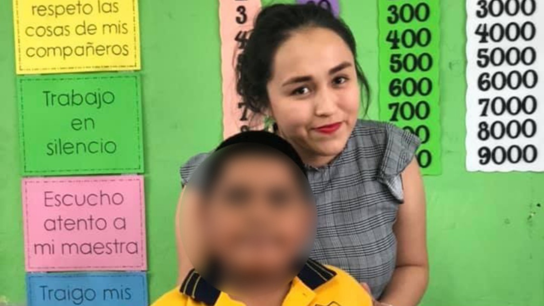 Tierno obsequio a su maestra; no tengo dinero, pero le regalo un gallo