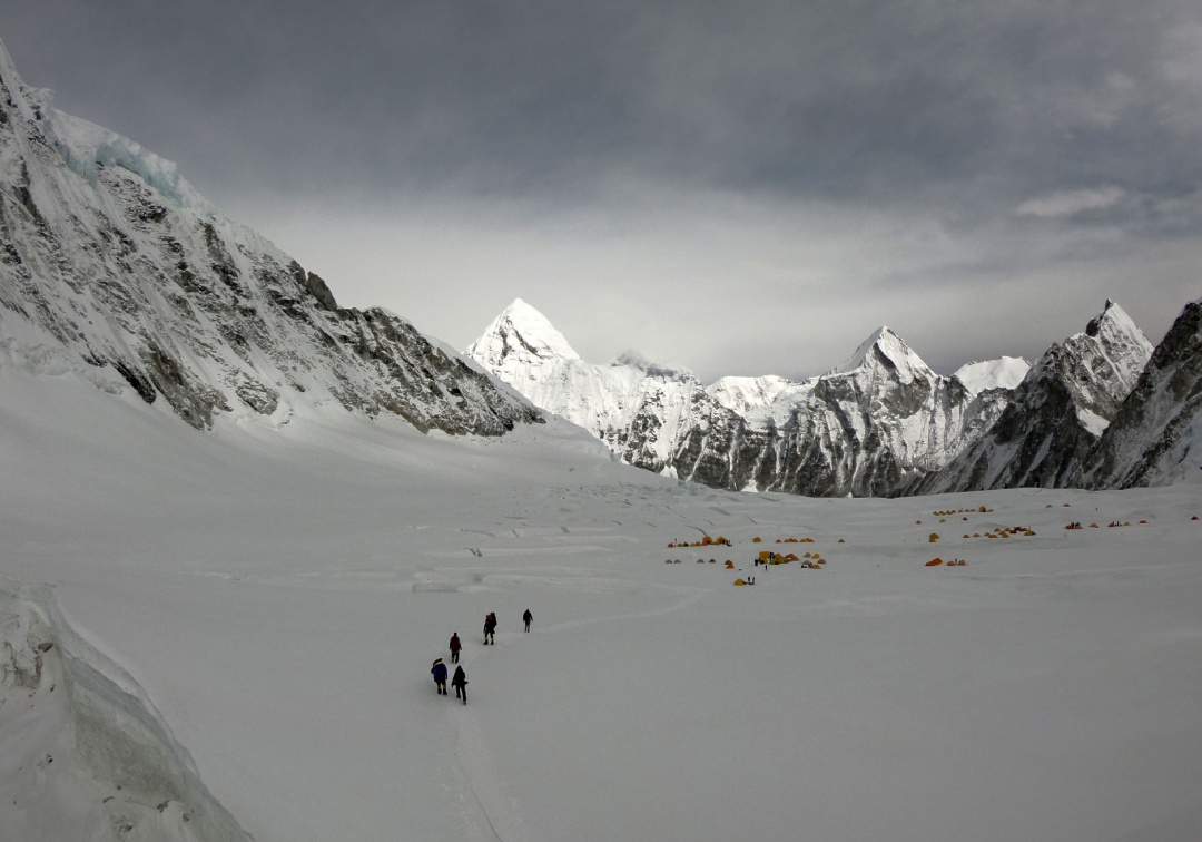 Cadáveres atrapados en el Everest salen a la superficie por derretimiento