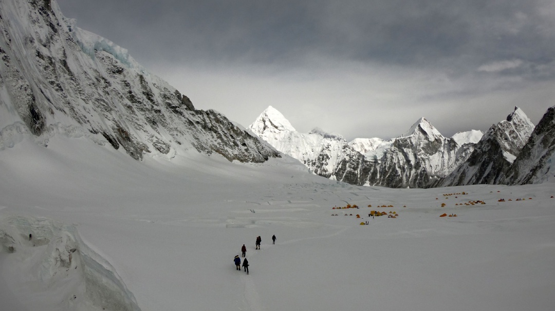 Cadáveres atrapados en el Everest salen a la superficie por derretimiento