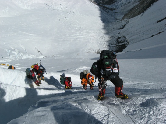 Cadáveres atrapados en el Everest salen a la superficie por derretimiento Cadáveres atrapados en el Everest salen a la superficie por derretimiento