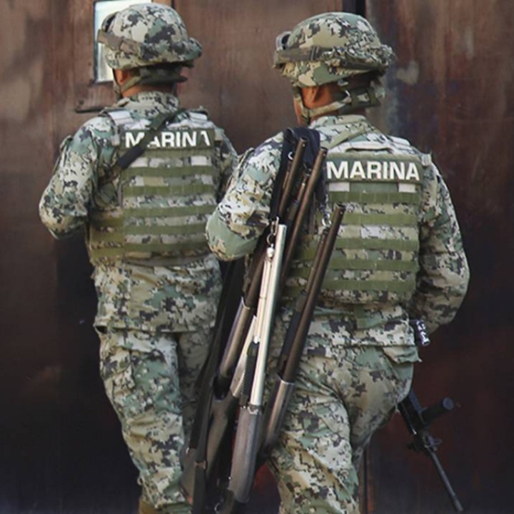 El soldado mexicano que soltó su arma para sostener un libro en Acapulco