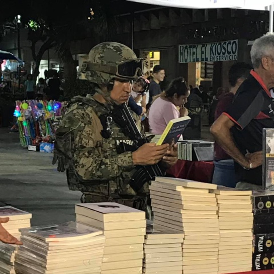 El soldado mexicano que soltó su arma para sostener un libro en Acapulco El soldado mexicano que soltó su arma para sostener un libro en Acapulco