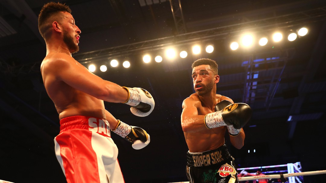 Boxeador pierde pelea por pasarse de burlón