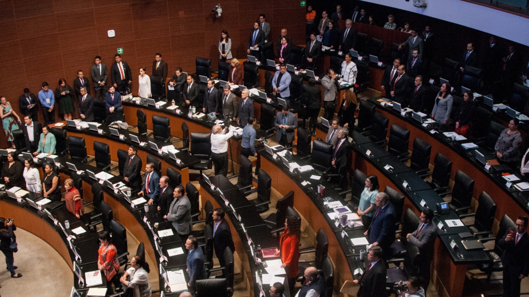Senado amplía delitos para desaforar al presidente