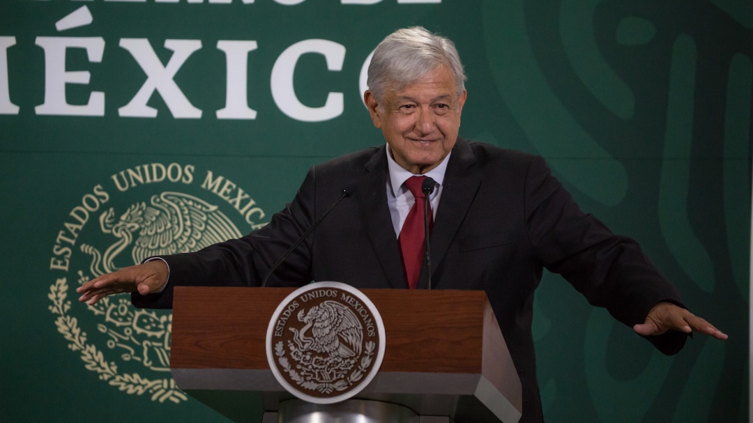 Entrega de apoyos sociales ayuda a aumento de popularidad de AMLO: GEA