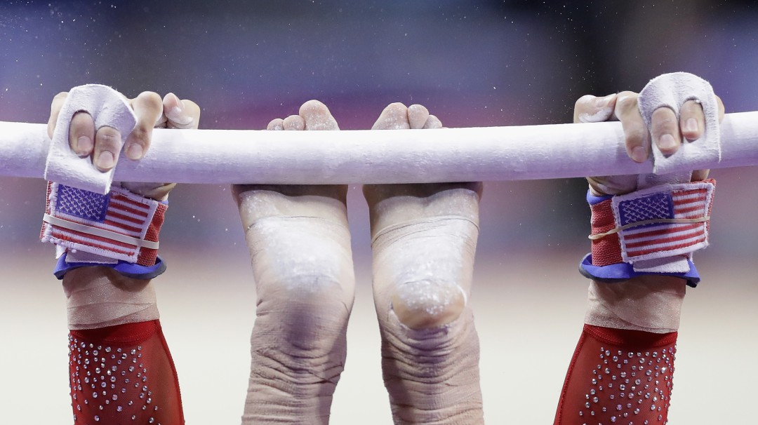 Gimnasta se fractura las dos piernas en competencia