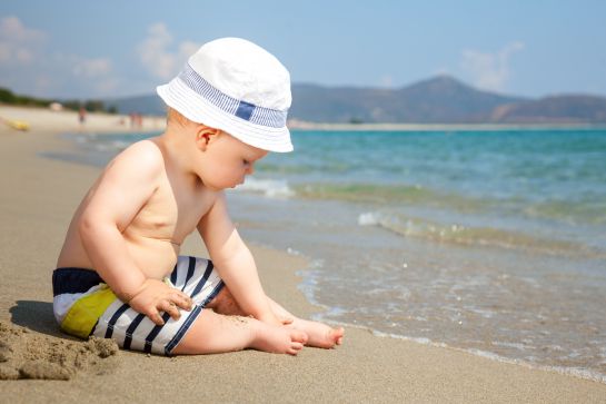 Para bebés o niños menores de 6 meses de edad se recomienda no sacarlos al sol debido a que si se aplica bloqueador o alguna pomada de protección solar le puede perjudicar a su piel Para bebés o niños menores de 6 meses de edad se recomienda no sacarlos al sol debido a que si se aplica bloqueador o alguna pomada de protección solar le puede perjudicar a su piel