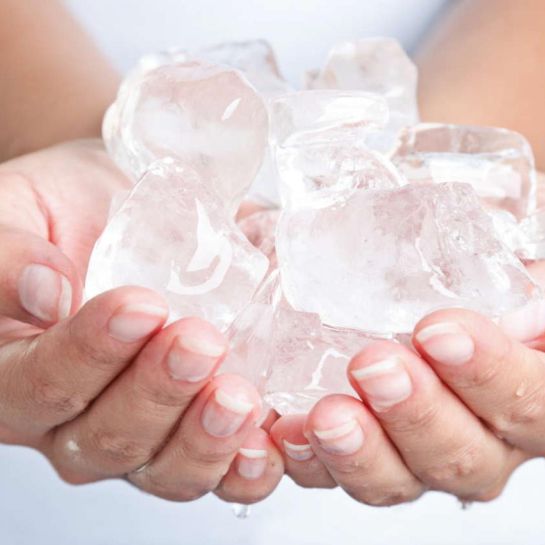 El colocar hielo en la piel dañada por el sol, lo único que hace es afectarla. El colocar hielo en la piel dañada por el sol, lo único que hace es afectarla.