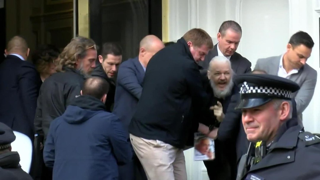 Detienen en Londres al fundador de WikiLeaks