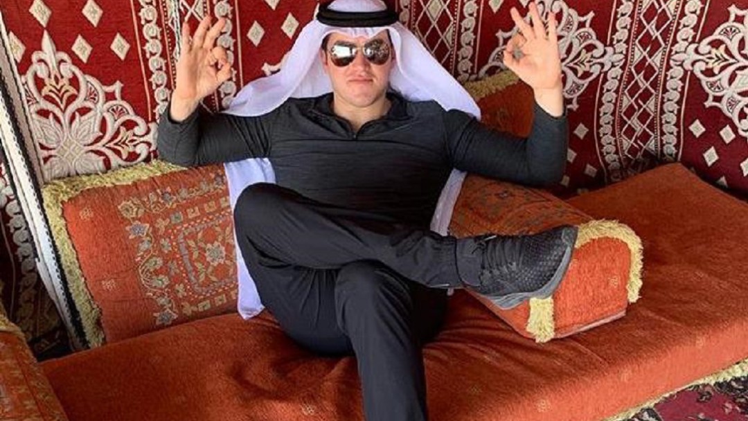 Senador se siente Jeque y hace turismo parlamentario en Doha