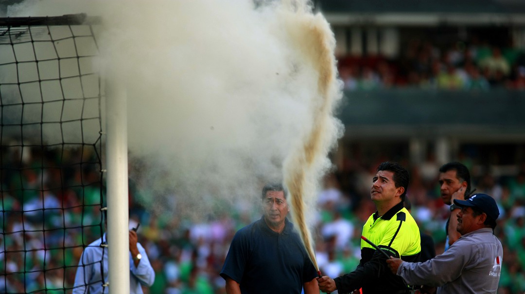 Abejas atacan en un partido de futbol