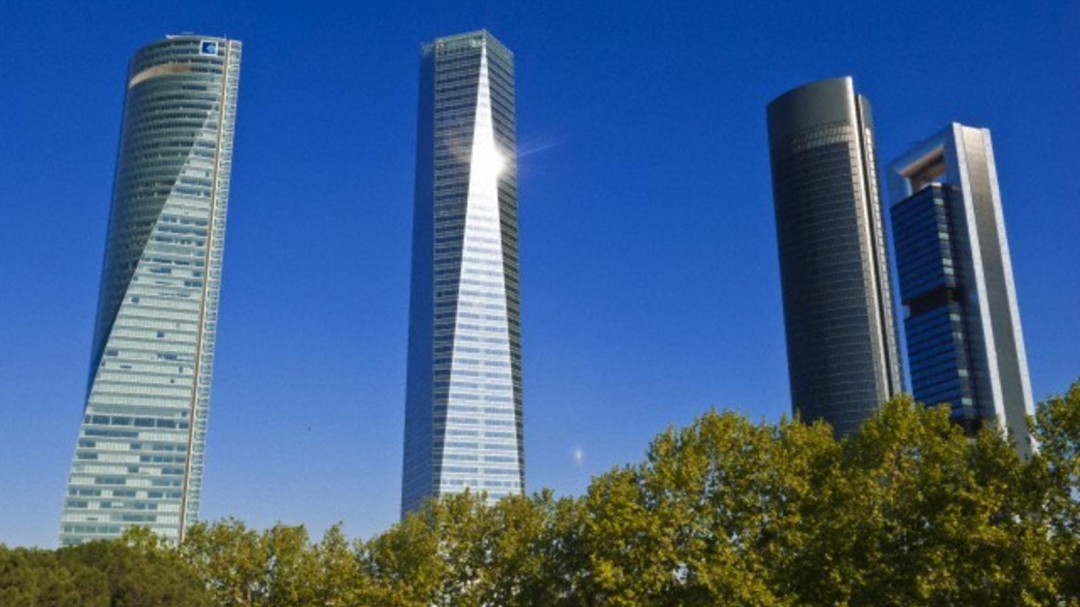 Por amenaza de bomba, desalojan Torre Espacio en Madrid