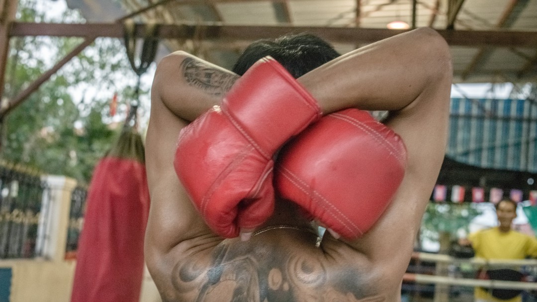 Kash Ali, el boxeador mordió la panza de su rival