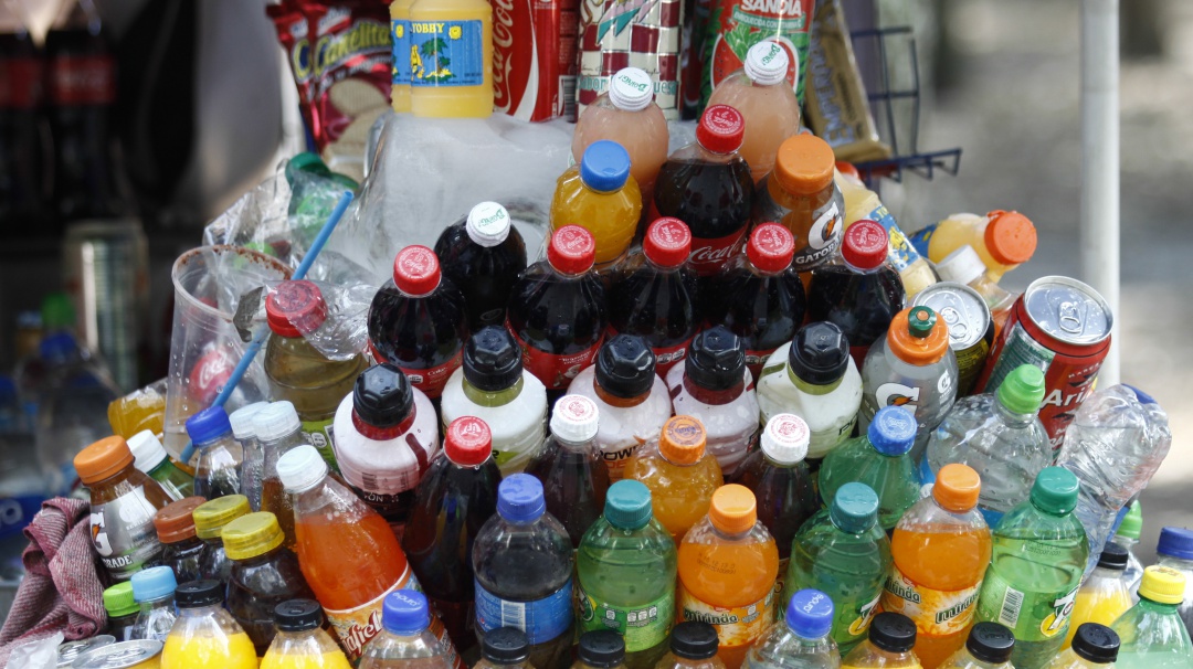 Diputado federal propone prohibir venta de refrescos a menores de edad