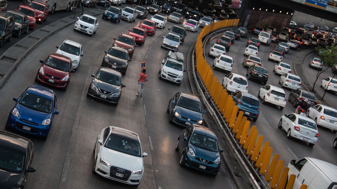 Habrá infracción para motos, taxis, transporte público o de carga: SEMOVI
