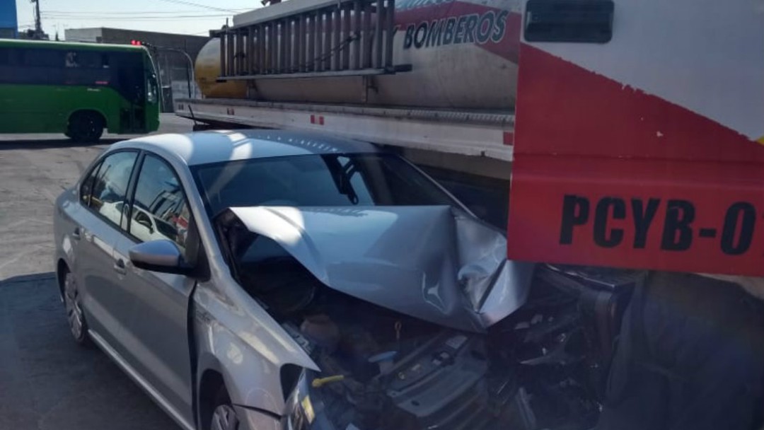 Choque entre un auto y una pipa deja un lesionado