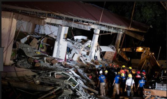 El terremoto de Filipinas dejó muchos damnificados, rescatistas hacen lo posible por salvar gente de los escombros. El terremoto de Filipinas dejó muchos damnificados, rescatistas hacen lo posible por salvar gente de los escombros.