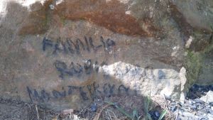 Familia firma "Piedra del Elefante" con miles de años y la estropea Familia firma "Piedra del Elefante" con miles de años y la estropea