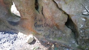 Familia firma "Piedra del Elefante" con miles de años y la estropea Familia firma "Piedra del Elefante" con miles de años y la estropea