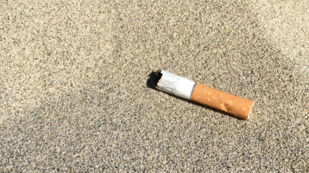 No son los popotes; las colillas son la mayor fuente de basura del océano