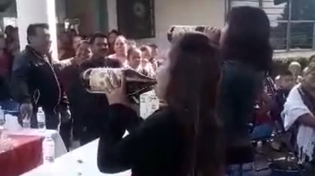 Fondo, fondo: Concursan tomando cerveza en el Día de las Madres