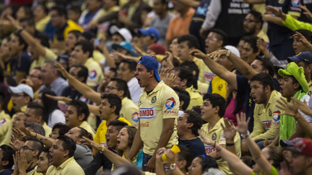 Lamentable: Aficionados del América apedrearon camión de fans del Cruz Azul