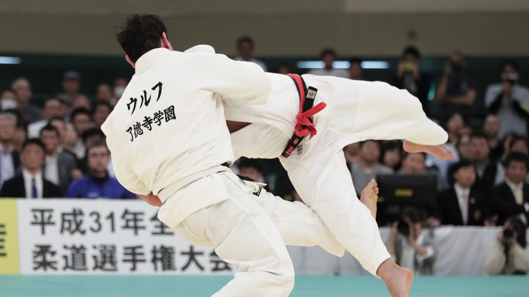 Judoka pierde pelea por celular en pleno combate