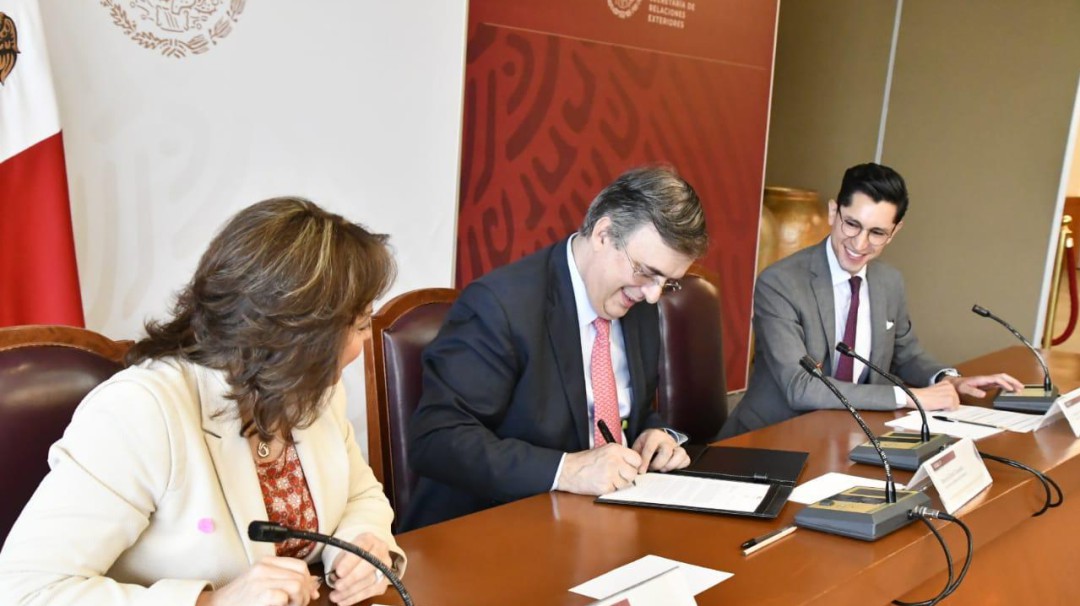 Ebrard anuncia bodas gay en consulados