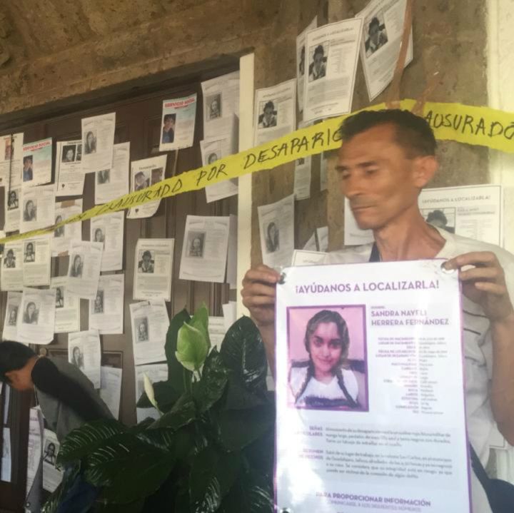 Familiares “clausuran” Casa Jalisco por la desaparición de Karla y Nayeli