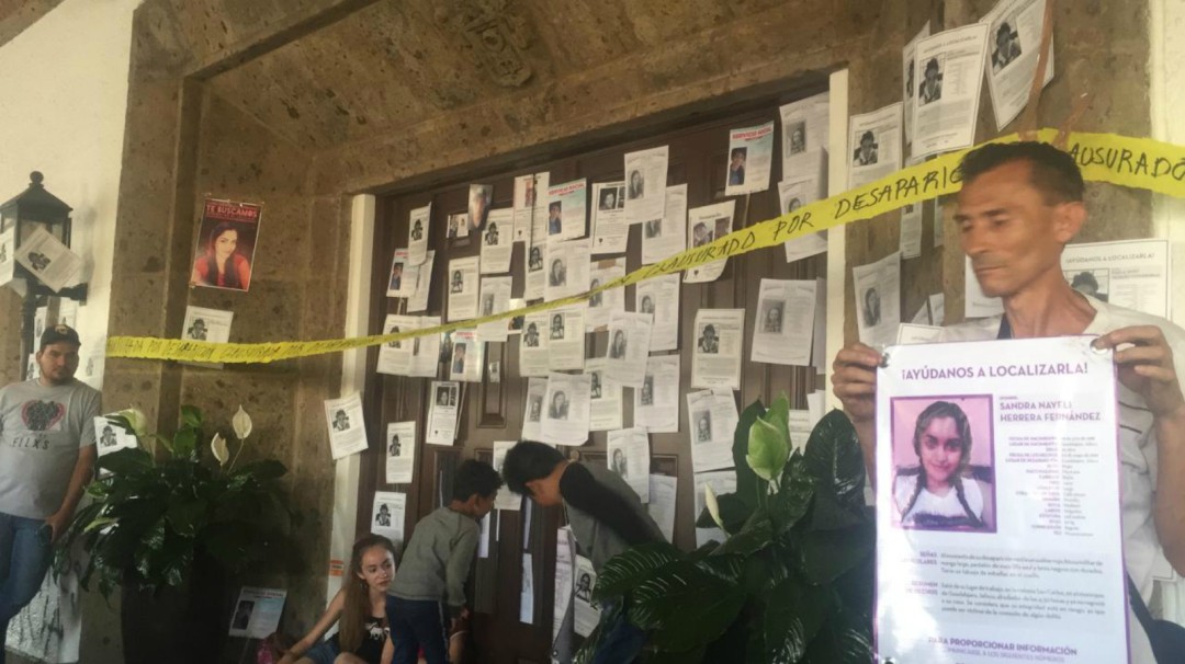 Familiares "clausuran" Casa Jalisco por la desaparición de Karla y Nayeli