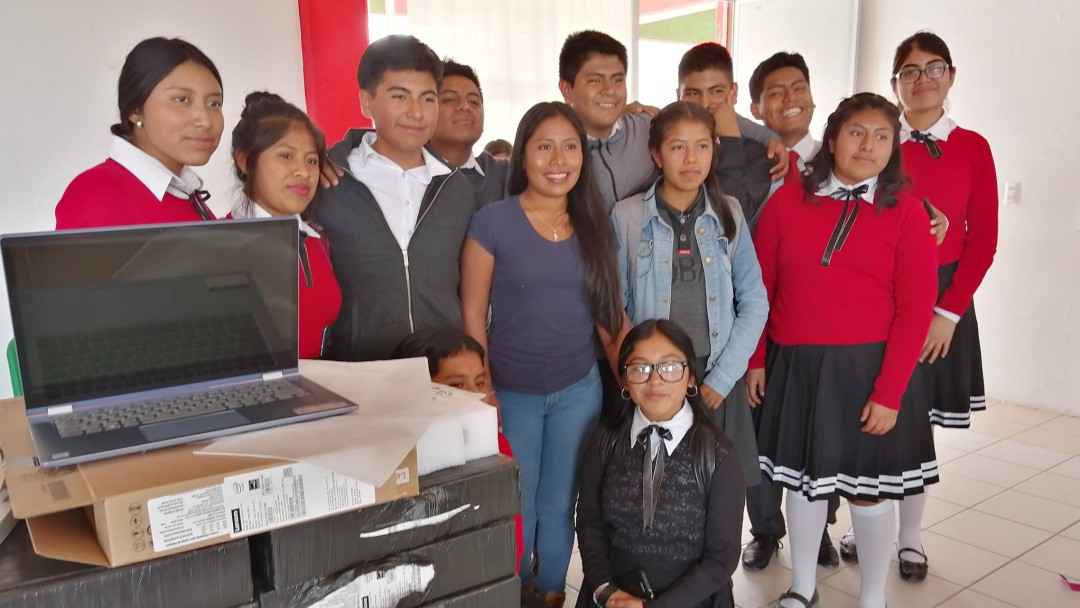 Yalitza Aparicio Martínez regresa a Tlaxiaco y regala computadoras
