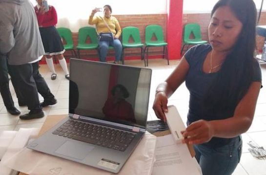 Yalitza Aparicio Martínez regala computadoras laptops en el Colegio de Bachilleres de Oaxaca (COBAO) no. 38. Yalitza Aparicio Martínez regala computadoras laptops en el Colegio de Bachilleres de Oaxaca (COBAO) no. 38.