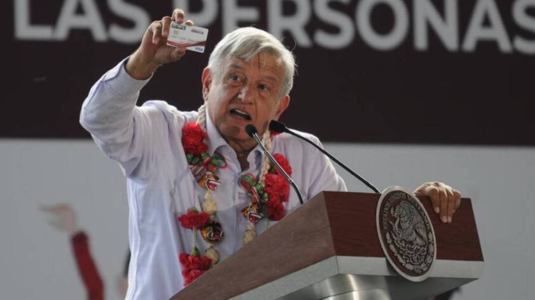 Pone AMLO 'tache' a encargados de becas