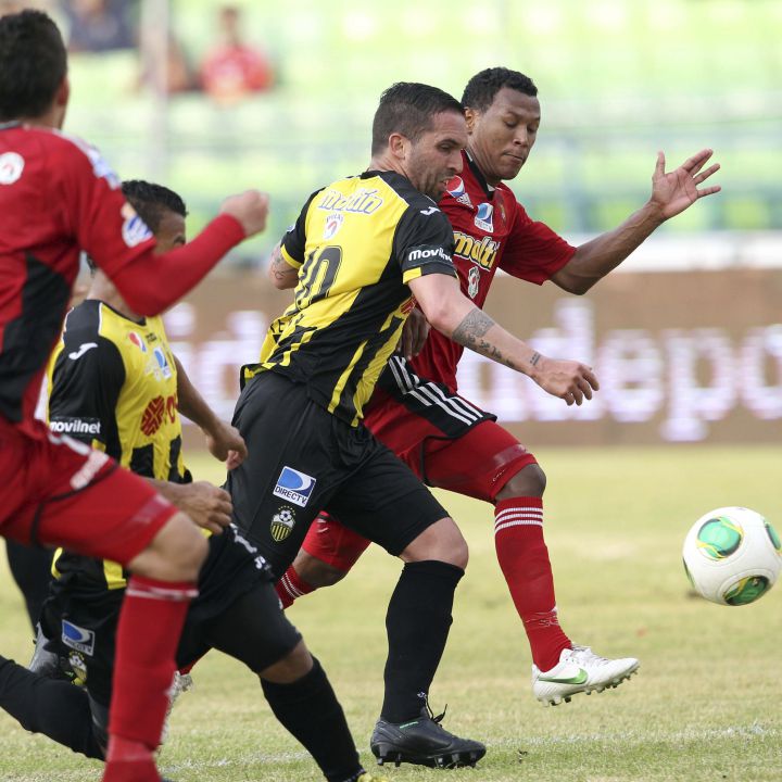 Futbolista marca gol al equipo de su padre y todo termina en tristeza