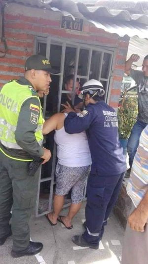 Mujer queda atorada en la reja de su vecina por 5 horas, el cuerpo de bomberos y la policía la rescataron. Mujer queda atorada en la reja de su vecina por 5 horas, el cuerpo de bomberos y la policía la rescataron.