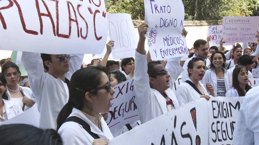 Pasantes de medicina también construyen el futuro; posible recorte a becas