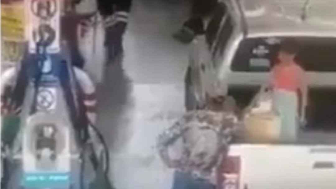 Llenaban un bidón y éste explota; niña resulta con quemaduras