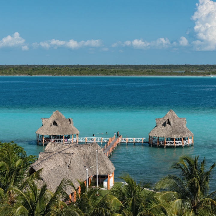 Por contaminación la laguna de Bacalar está perdiendo sus siete colores