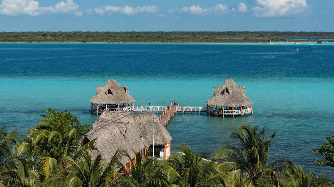Por contaminación la laguna de Bacalar está perdiendo sus siete colores