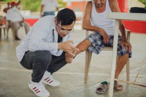 Doctor en Bicicleta, el proyecto que surgió de un día sin gasolina Doctor en Bicicleta, el proyecto que surgió de un día sin gasolina