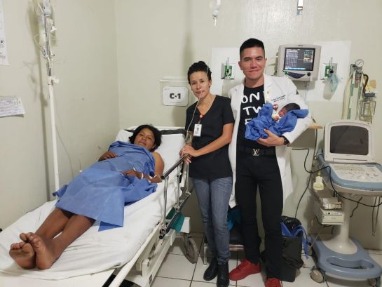 Espíritu de servicio; cruza Sierra de Nayarit en burro para atender parto Espíritu de servicio; cruza Sierra de Nayarit en burro para atender parto