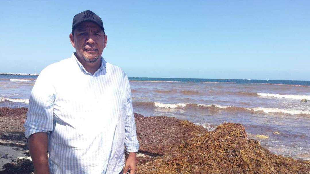 Señor Sargazo; convierte alga en tabique y construye casa en Quintana Roo