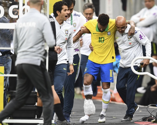 Neymar se lesionó en el amistoso de Brasil contra Qatar y ha quedado fuera de la Copa América Neymar se lesionó en el amistoso de Brasil contra Qatar y ha quedado fuera de la Copa América