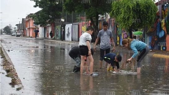 Niños retiran basura de coladeras para evitar una inundación mayor Niños retiran basura de coladeras para evitar una inundación mayor