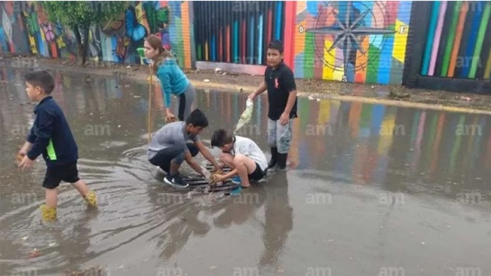 Niños retiran basura de coladeras para evitar una inundación mayor Niños retiran basura de coladeras para evitar una inundación mayor