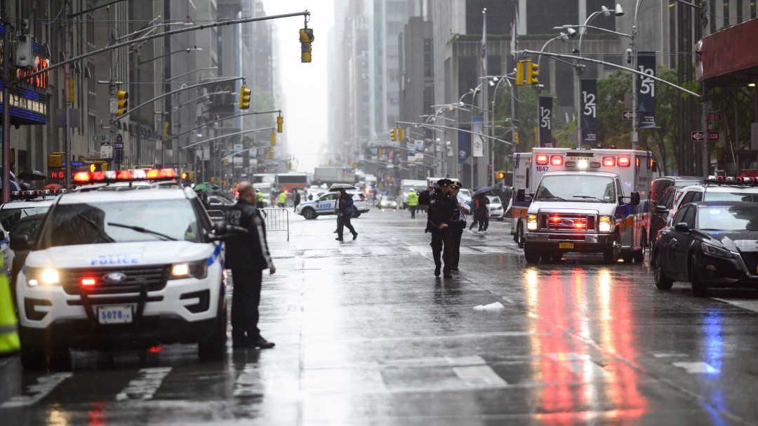 Helicóptero se estrella contra rascacielos en Manhattan