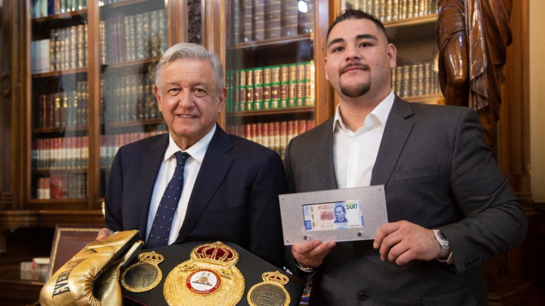 Intercambian obsequios AMLO y Andrés Ruiz Jr