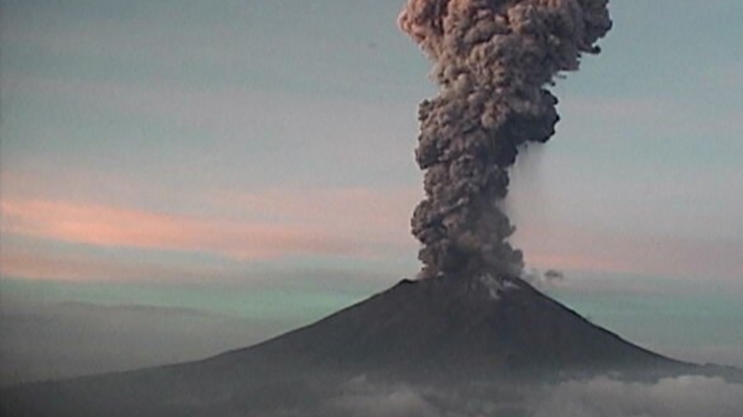 El Popocatépetl despierta con fuerte explosión