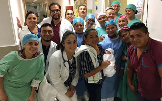 Médicos salvan a bebé tras realizar cesárea a su mamá en estado de coma Médicos salvan a bebé tras realizar cesárea a su mamá en estado de coma